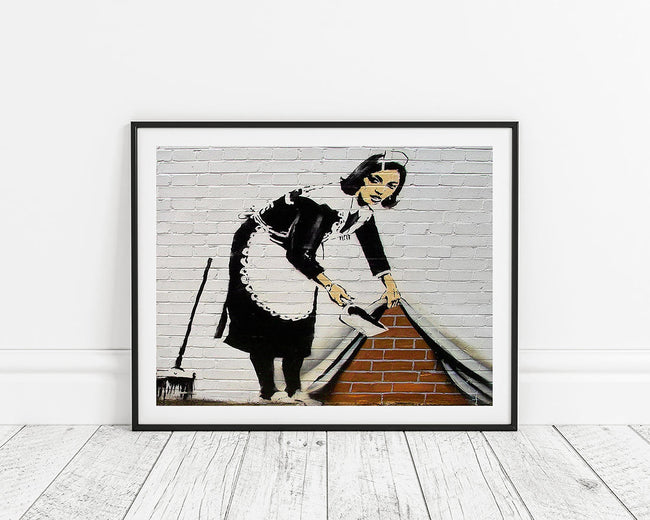 Banksy - Putzfrau kehrt Dreck unter Wand-Bemalung Graffiti Street Art Main Image