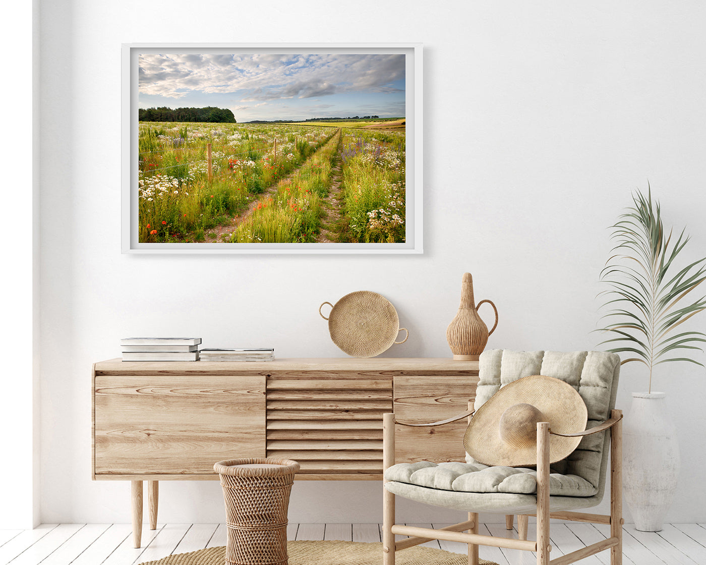 Weg auf einer Blumenwiese