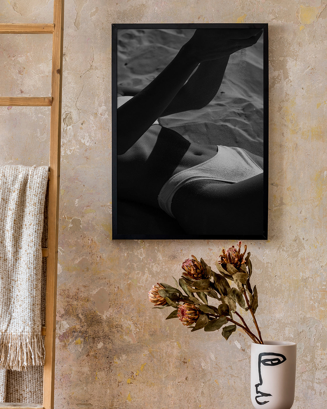 Frau am Strand - Schwarz-Weiß