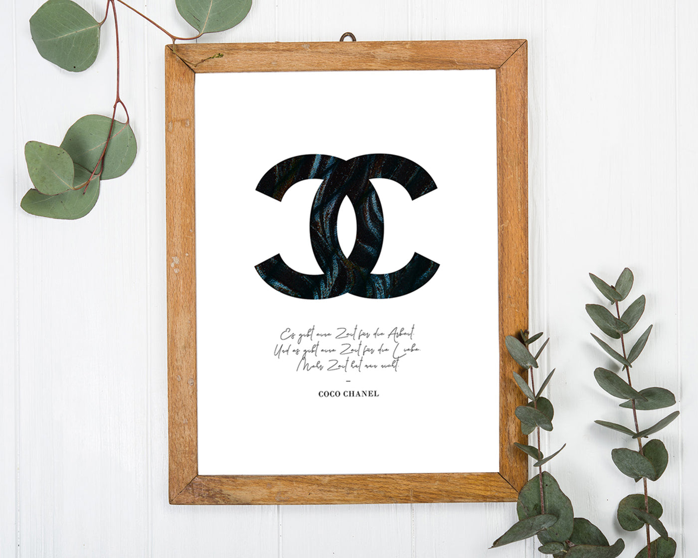 Zitat von Coco Chanel - Mode-Ikone - Dunkles Muster