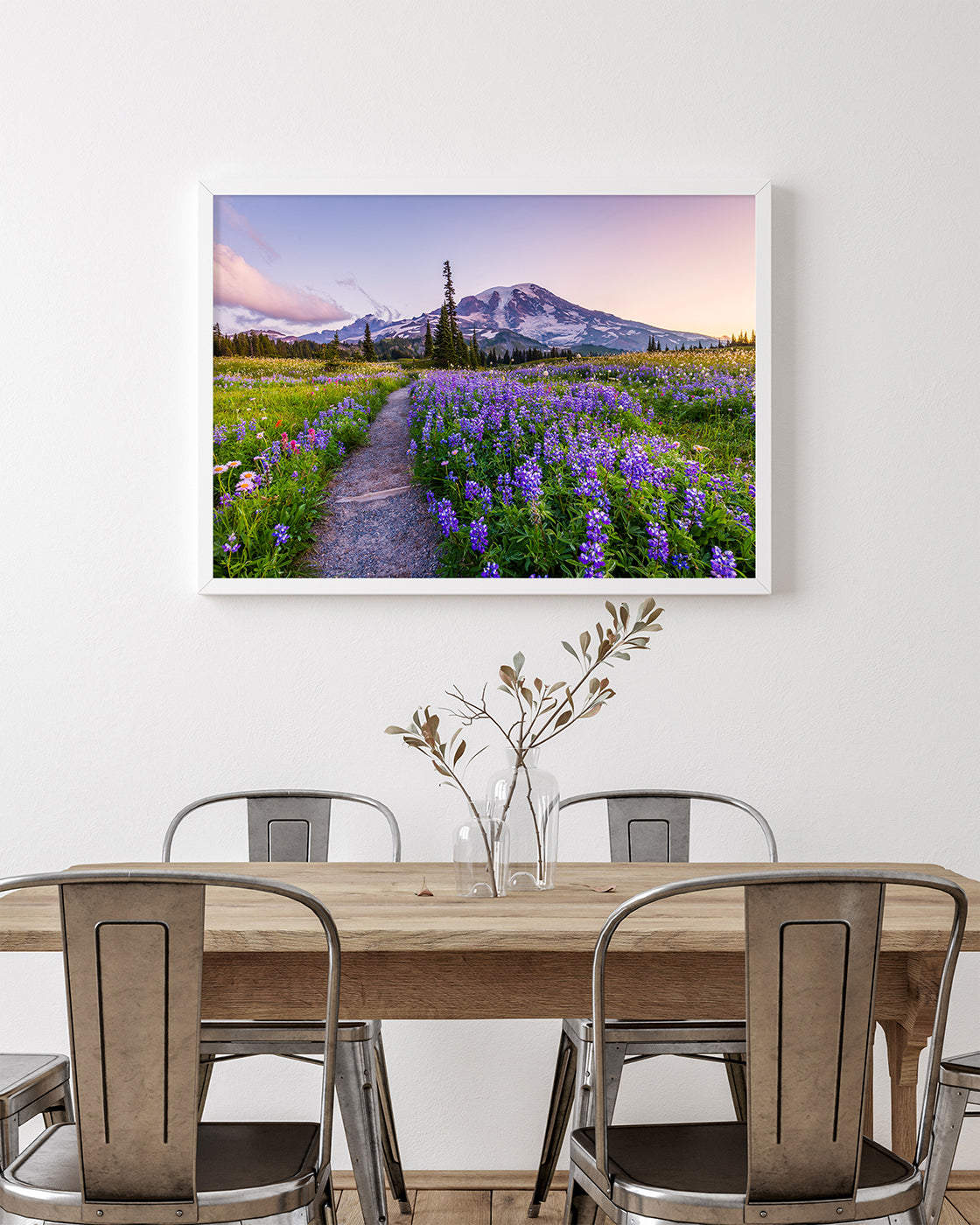 Blumenwiese in Bergsee-Landschaft