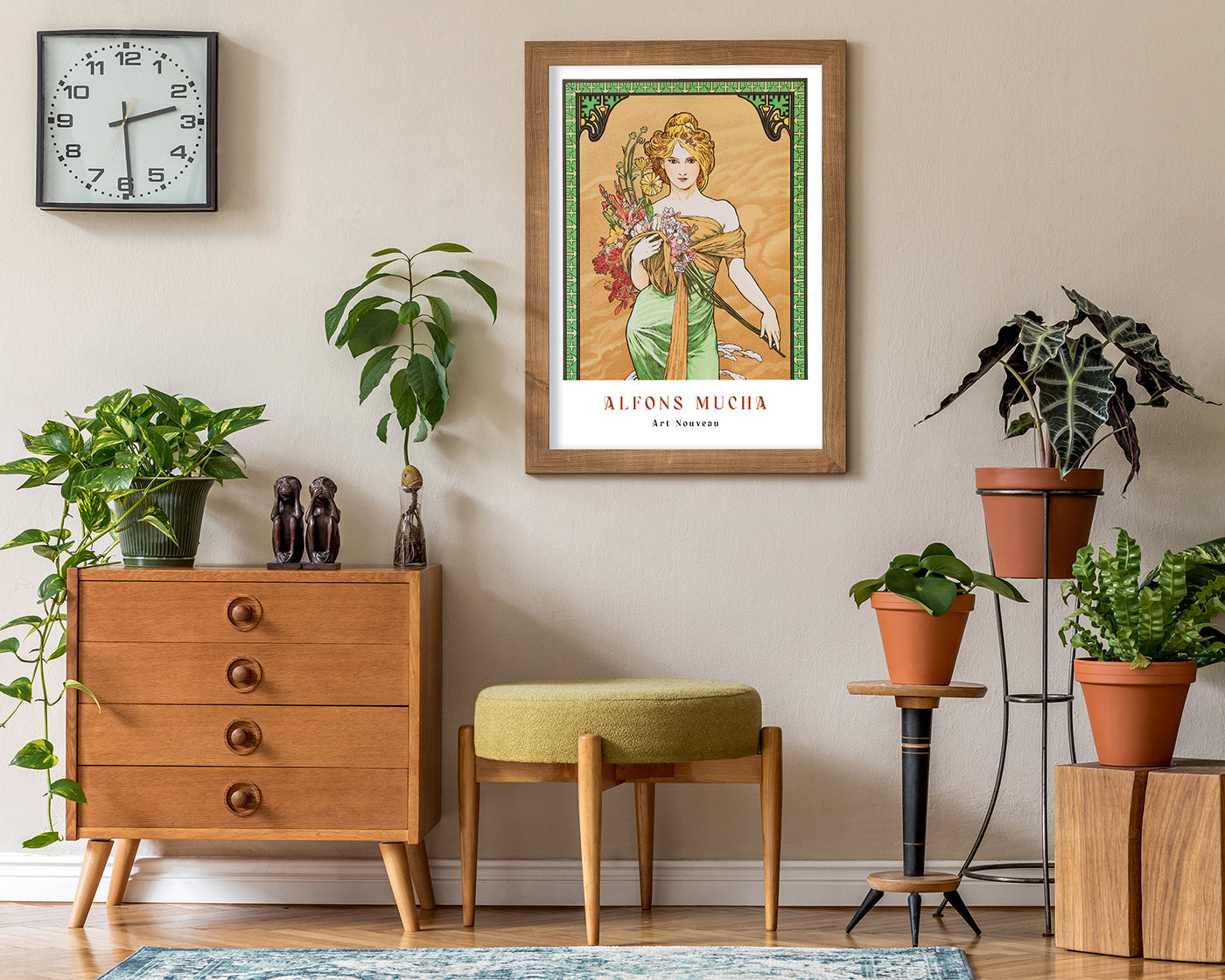 Alfons Mucha - Museum-Poster Frau in grünem Kleid mit Blumen