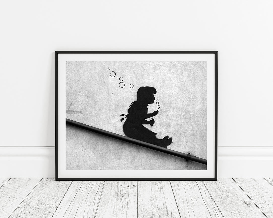 Banksy - Mädchen Seifenblasen rutscht Gelände runter Wand-Graffiti cool stylisch