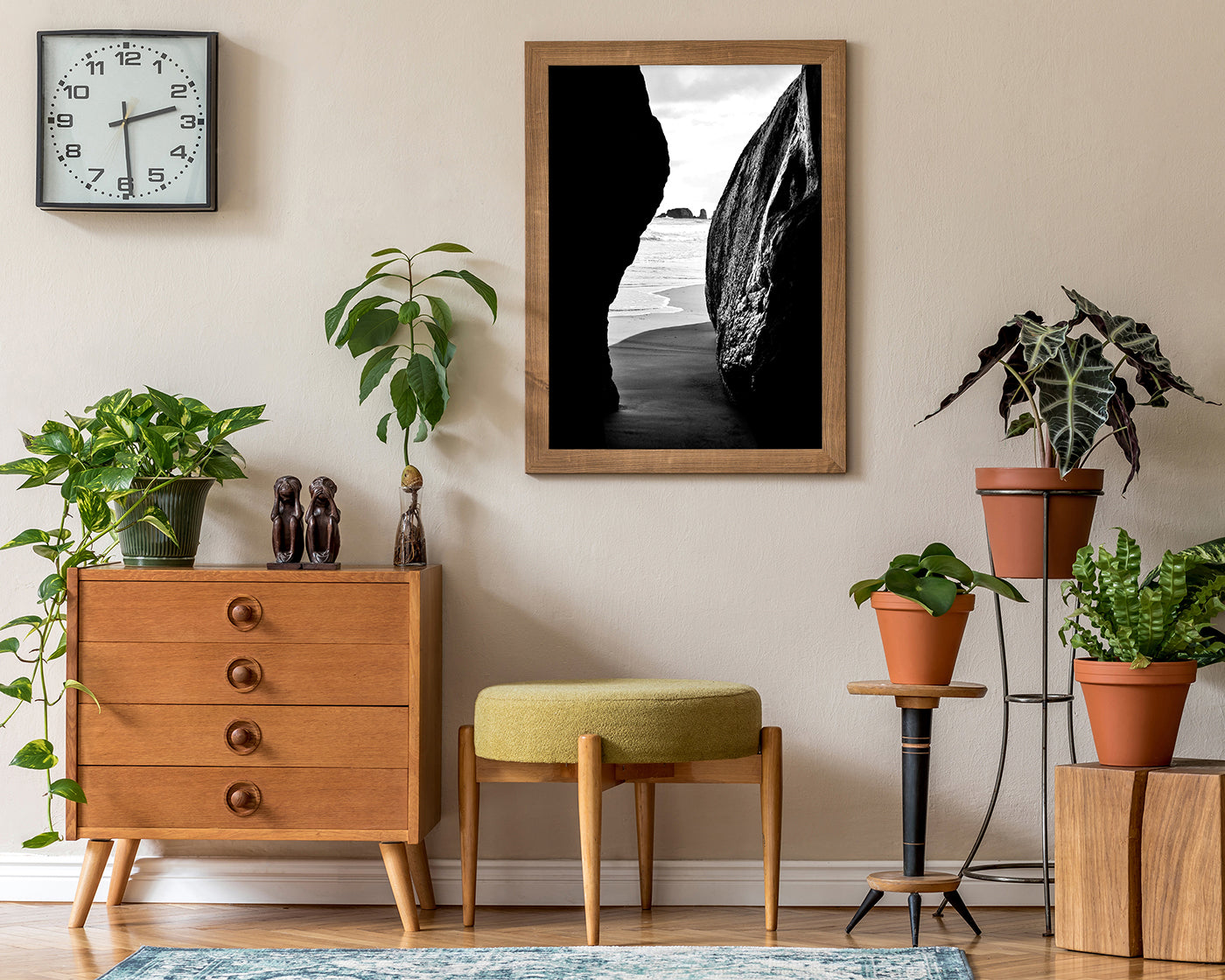 Blick zwischen Klippen - Schwarz-Weiß