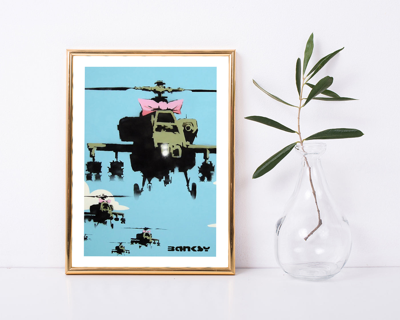 Banksy - Museum-Poster Kampfhubschrauber mit rosa Schleife