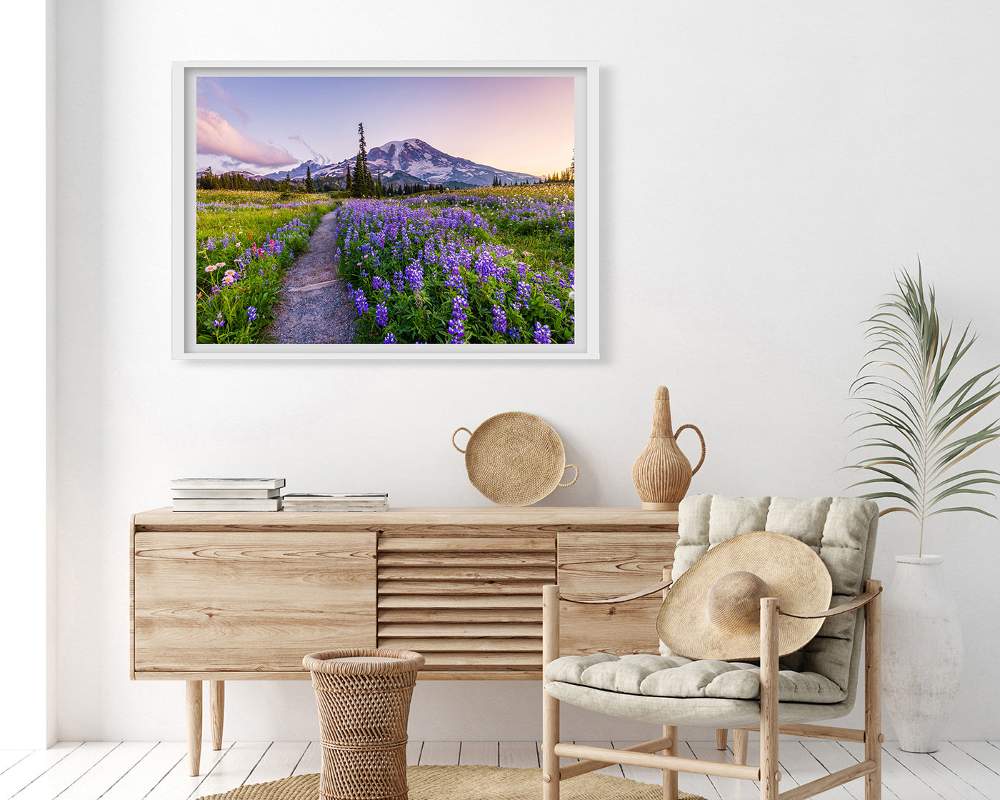 Blumenwiese in Bergsee-Landschaft