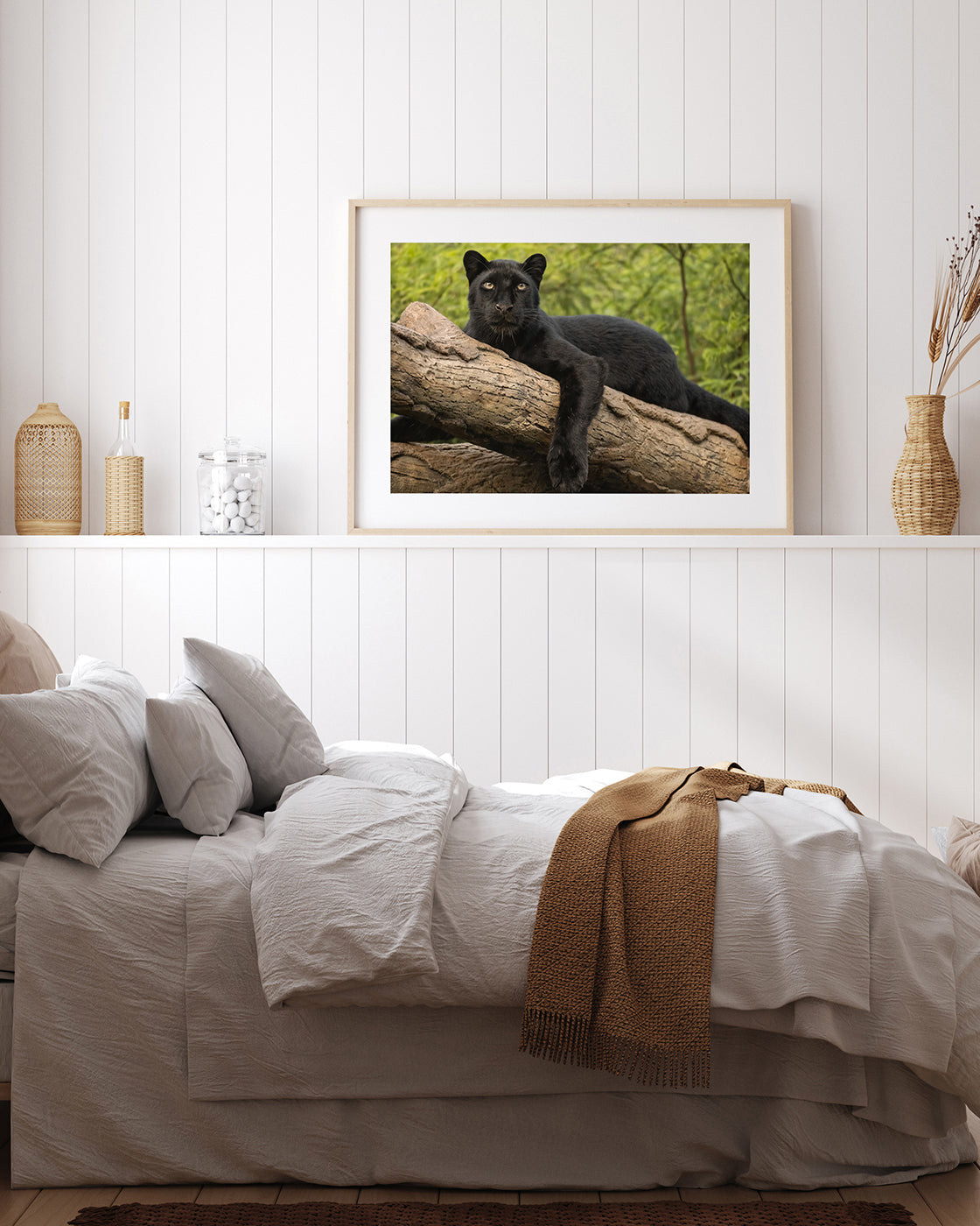 Schwarzer Panther auf einem Baum