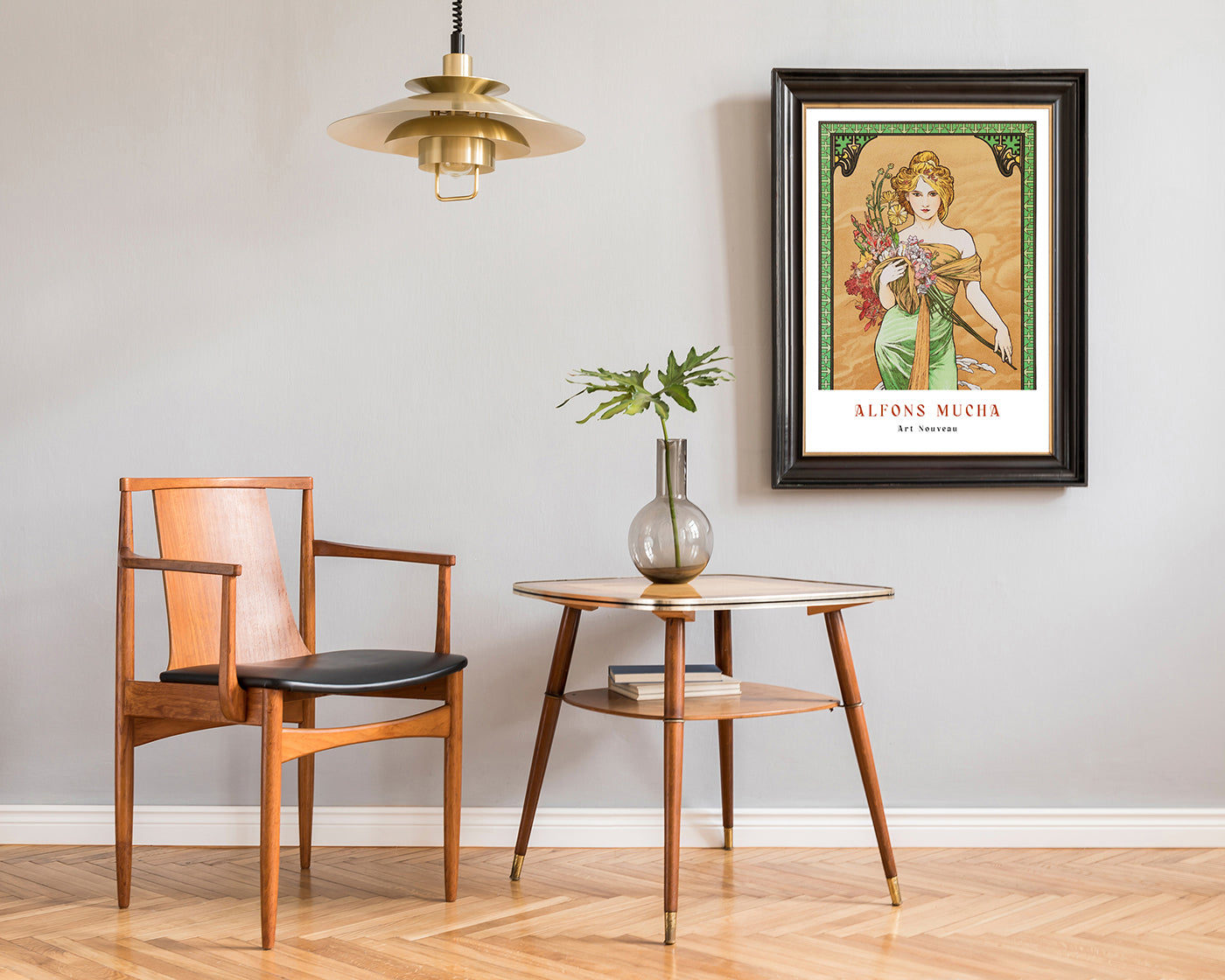 Alfons Mucha - Museum-Poster Frau in grünem Kleid mit Blumen