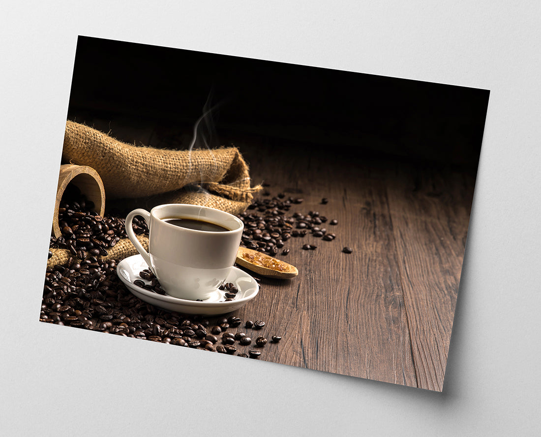 Frischer Kaffee neben Kaffeebohnen