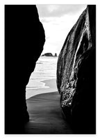 Blick zwischen Klippen - Schwarz-Weiß