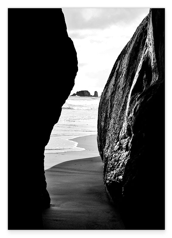 Blick zwischen Klippen - Schwarz-Weiß