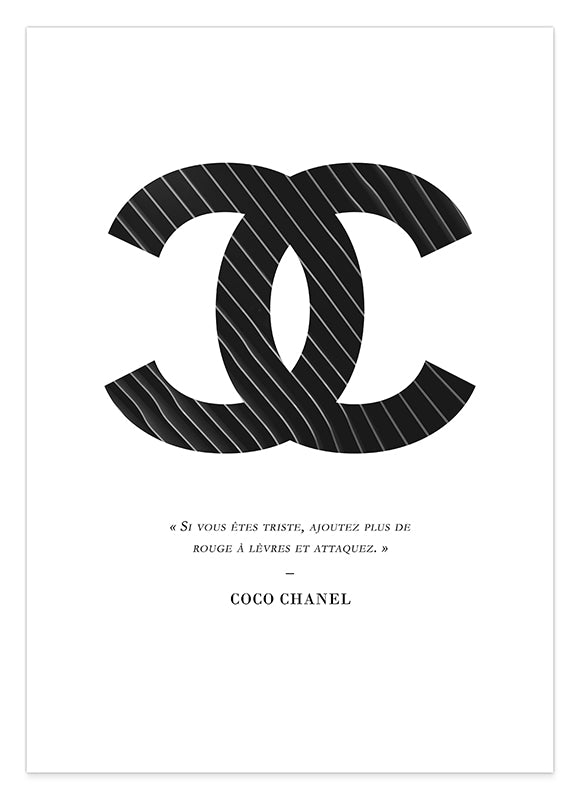 Zitat von Coco Chanel - Mode-Ikone - Schwarz mit Nadelstreifen Hover Image