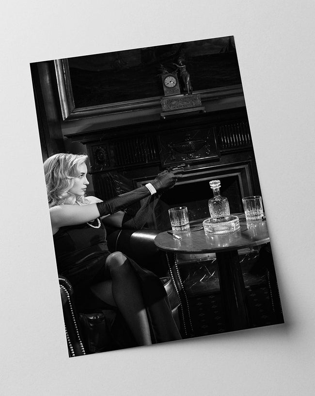 Frau in Abendgarderobe - Schwarz-Weiß Main Image