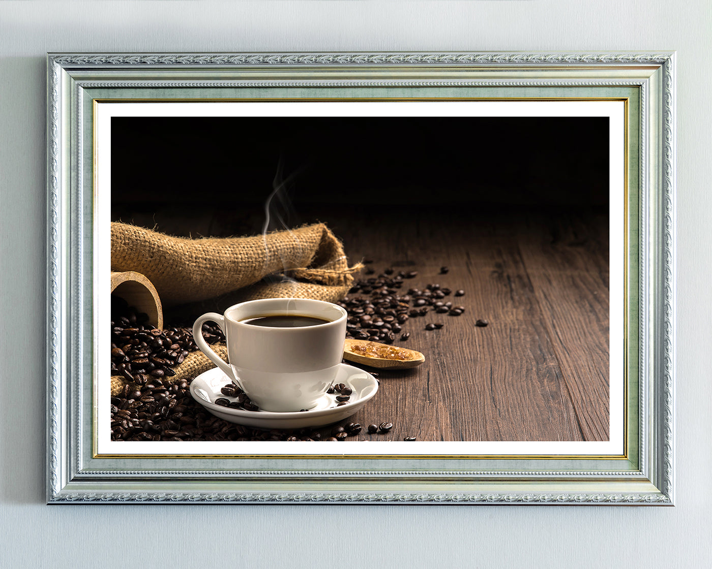 Frischer Kaffee neben Kaffeebohnen