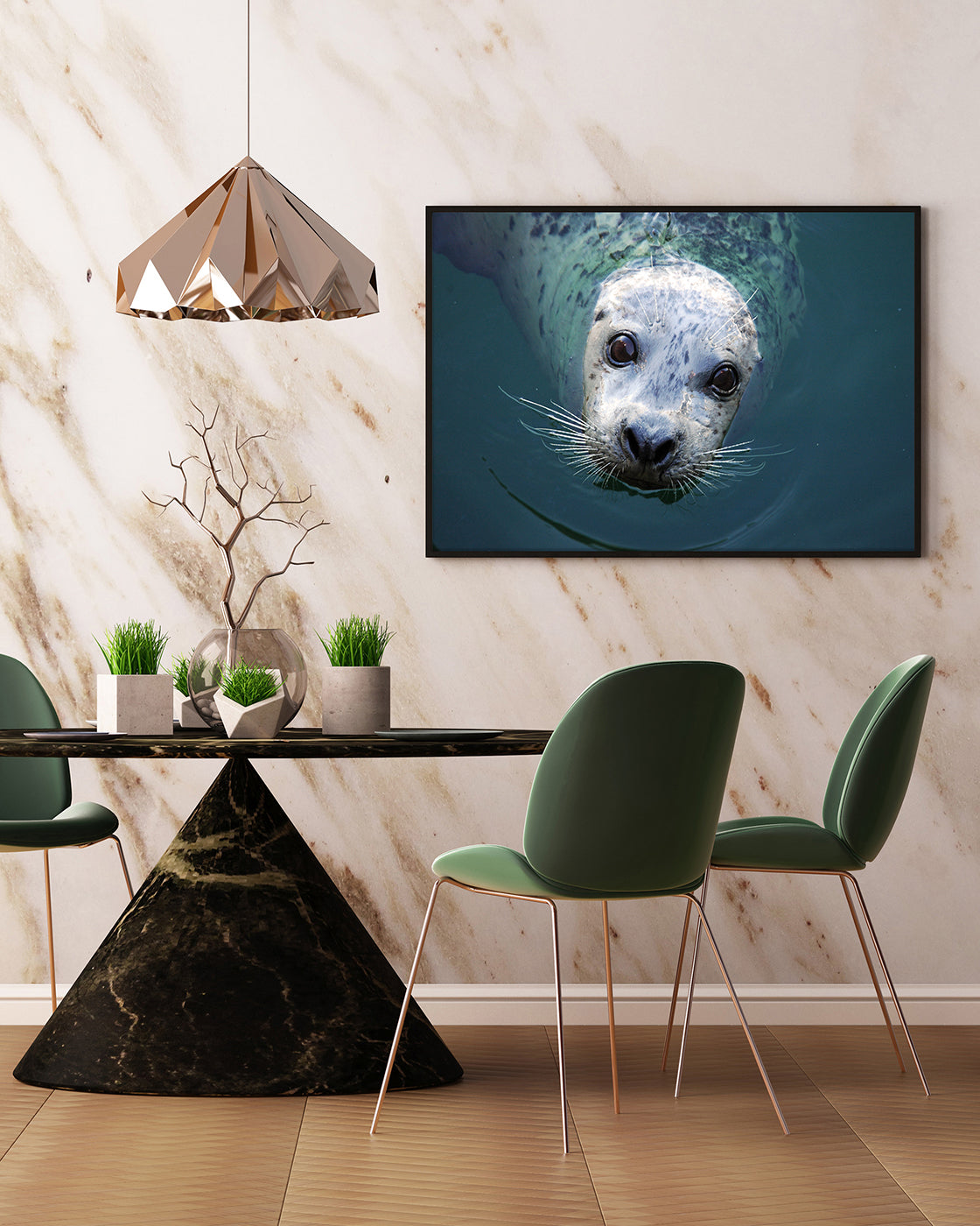 Seerobbe schaut aus dem Wasser