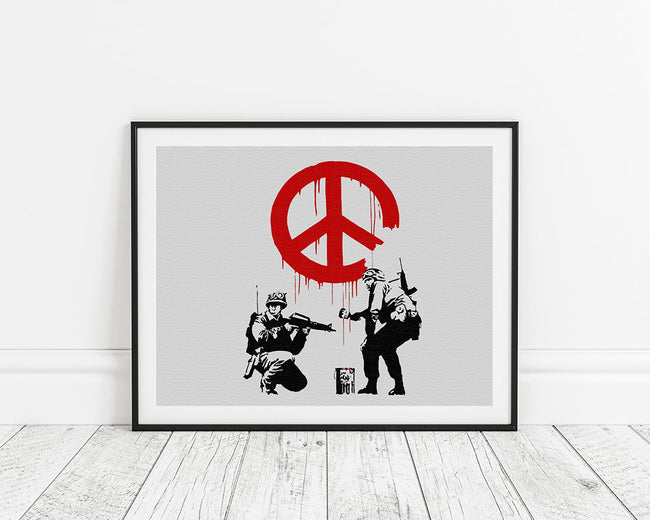 Banksy - Soldaten malen Peace Symbol soldiers Peace heller Hintergrund Main Image