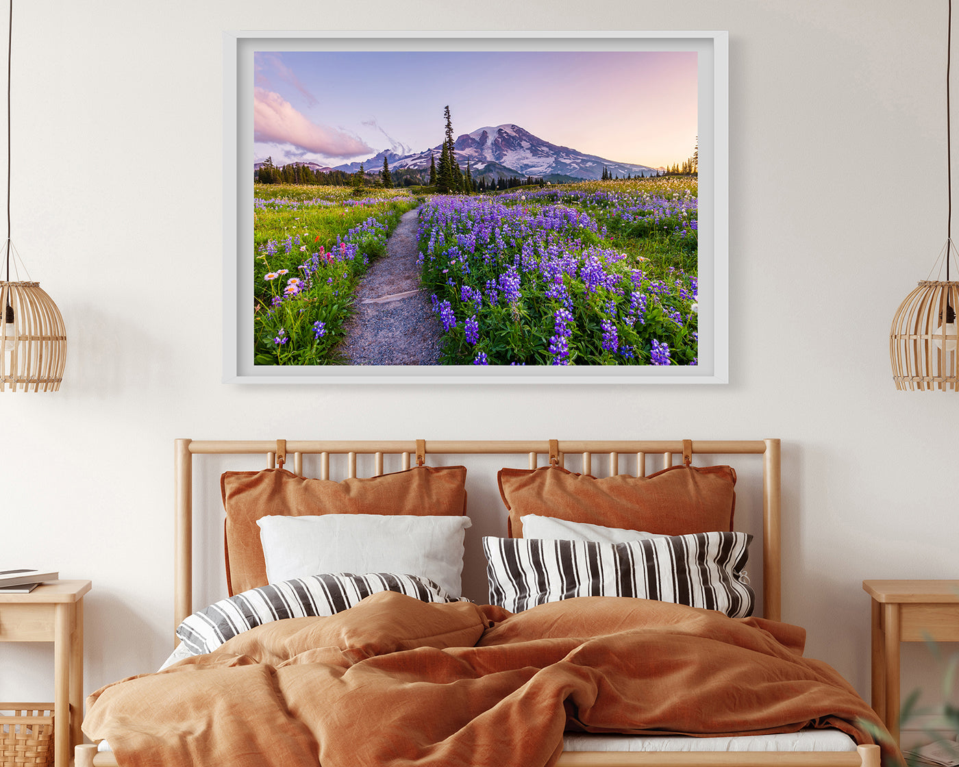 Blumenwiese in Bergsee-Landschaft