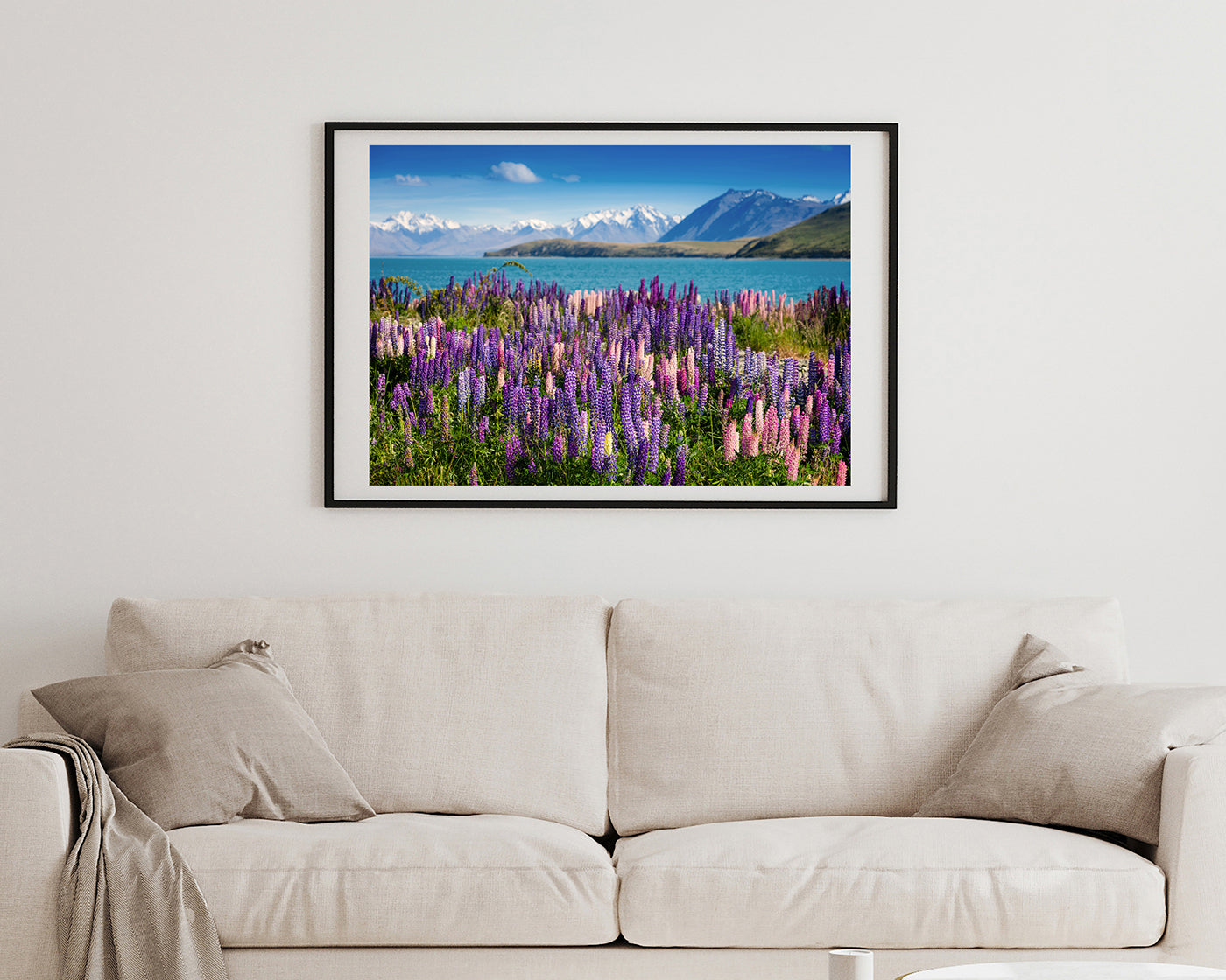 Blumenwiese in Bergsee-Landschaft