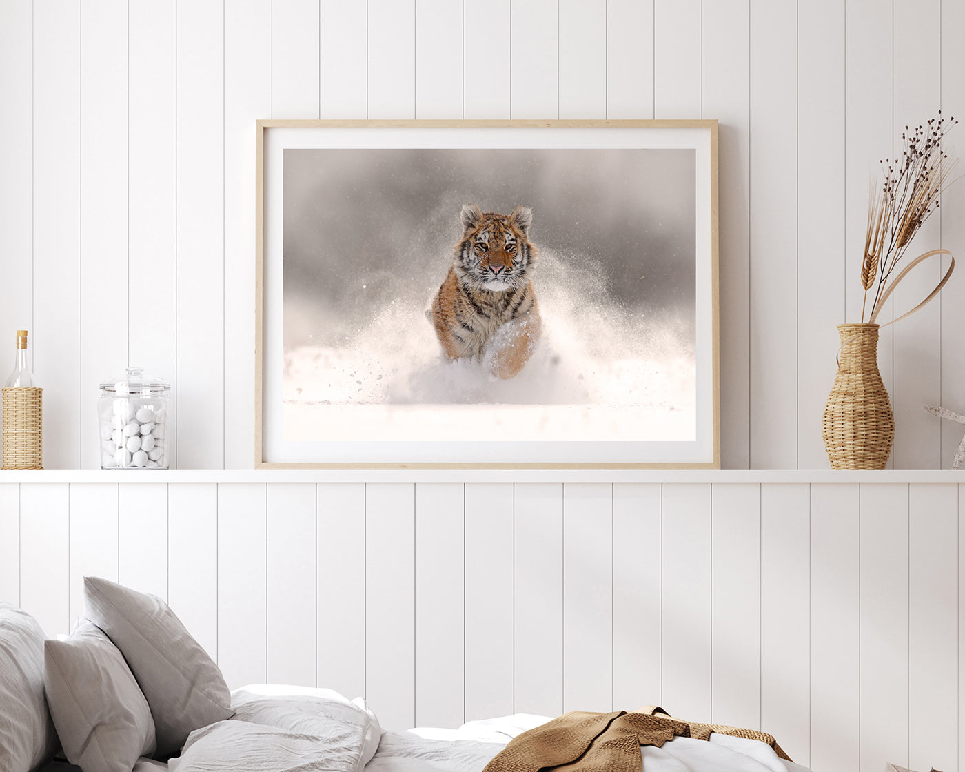 Springender Tiger im Schnee