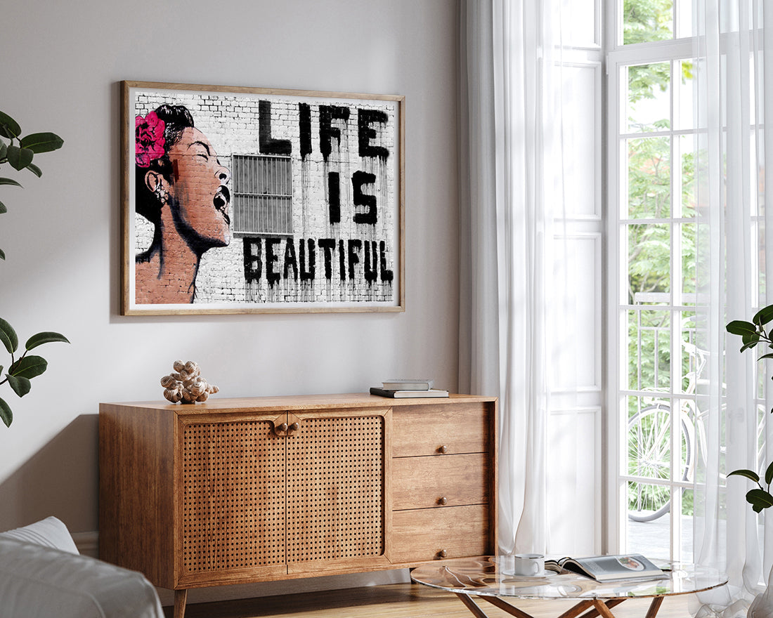 Banksy - Life is beautiful Frau mit Rose im Haar mit Schriftzug
