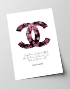 Zitat von Coco Chanel - Mode-Ikone - Rosa Blumen