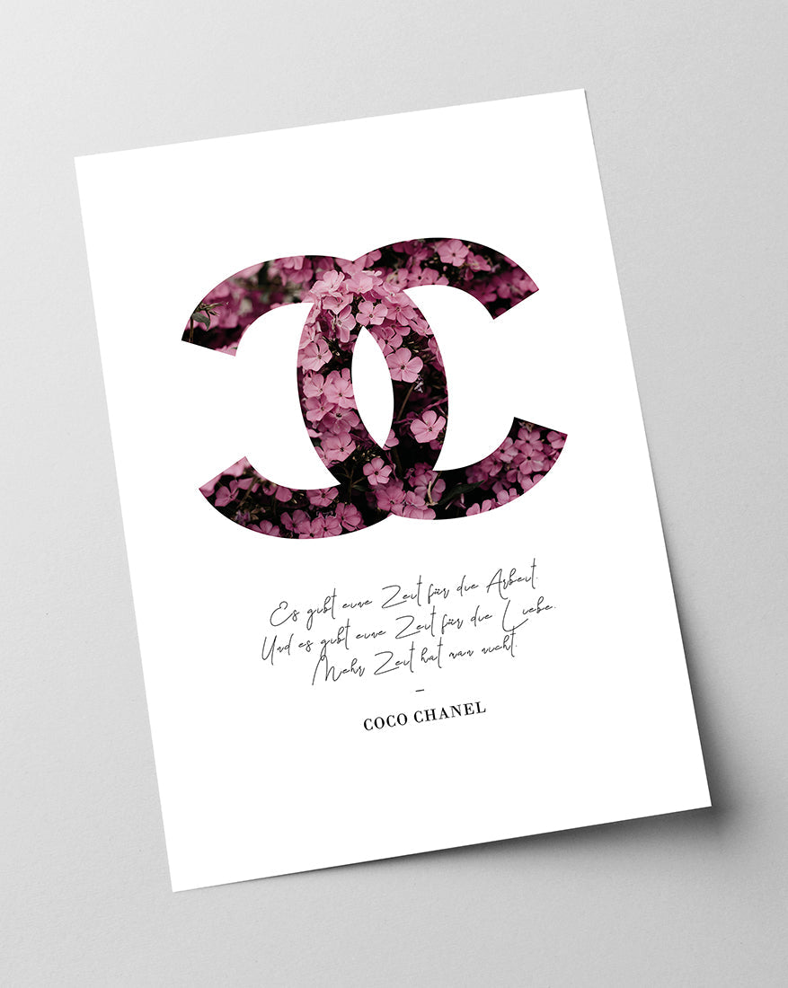 Zitat von Coco Chanel - Mode-Ikone - Rosa Blumen