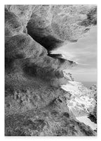 Wasser an Klippen - Schwarz-Weiß