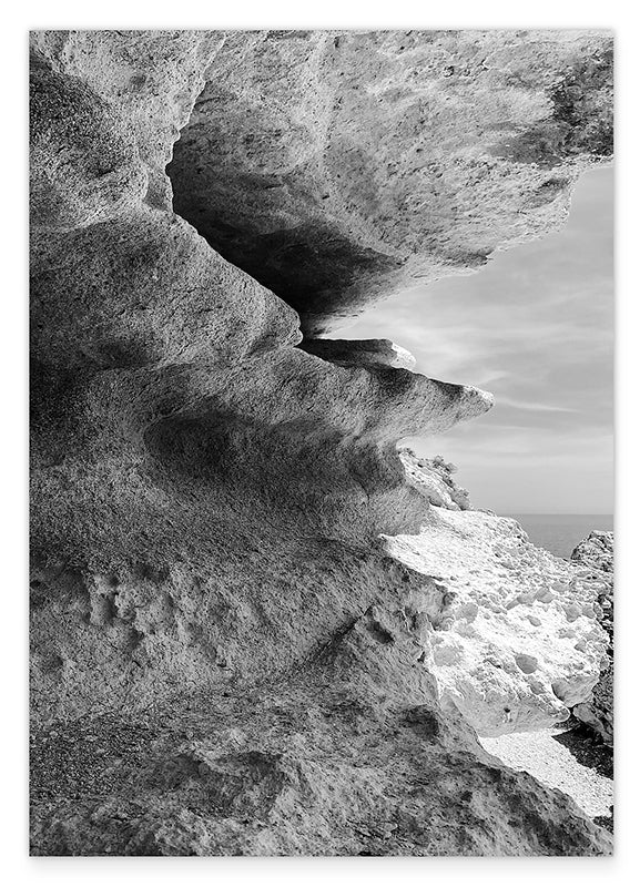 Wasser an Klippen - Schwarz-Weiß Hover Image