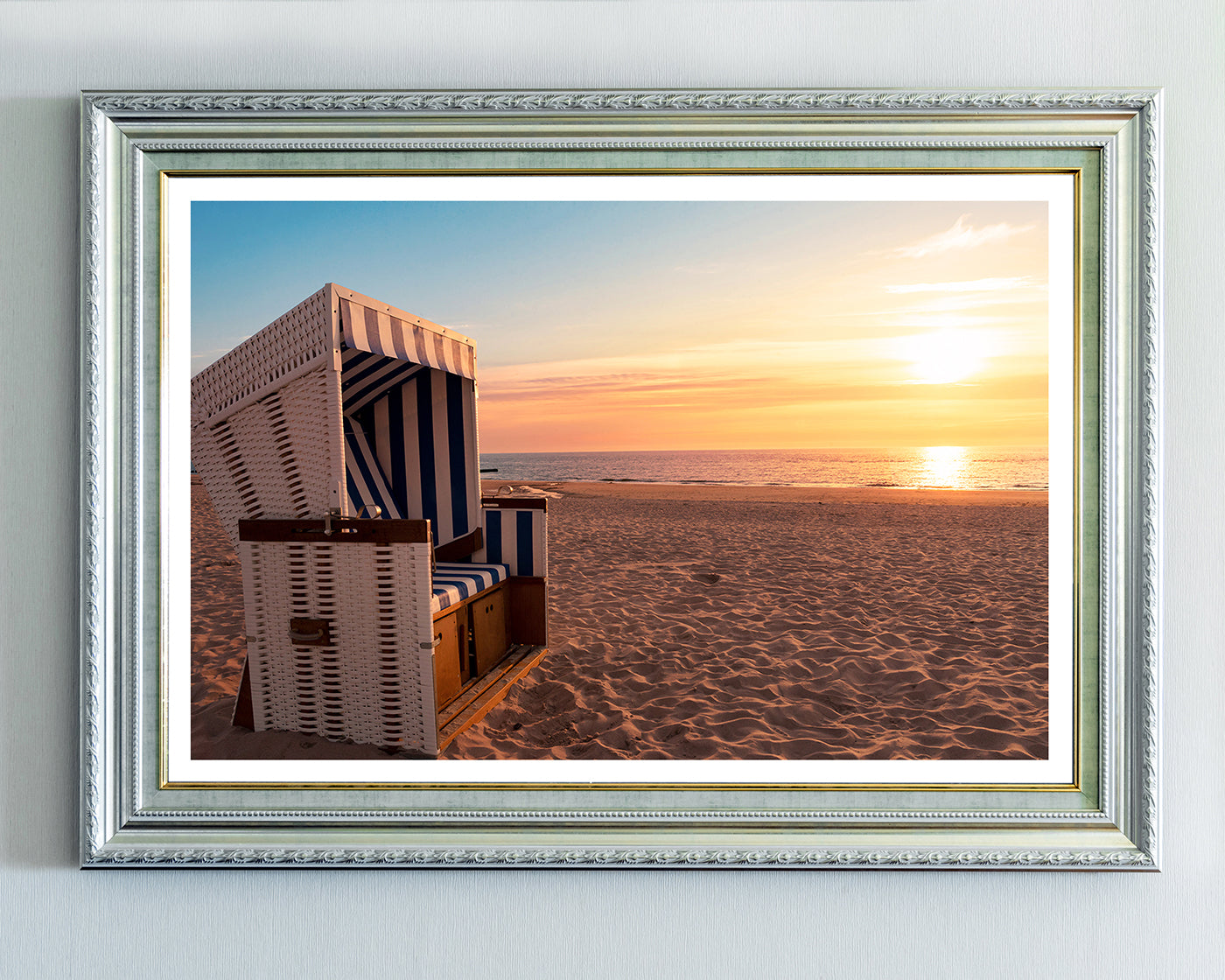 Strandkorb bei Sonnenuntergang