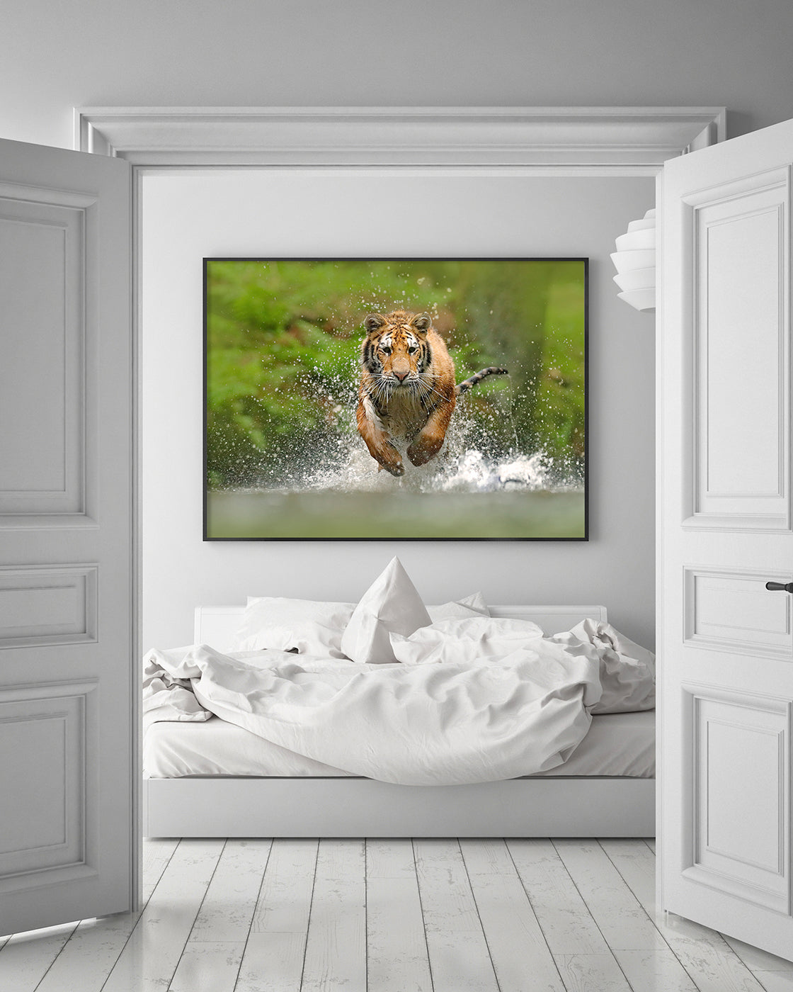 Rennender Tiger im Wasser