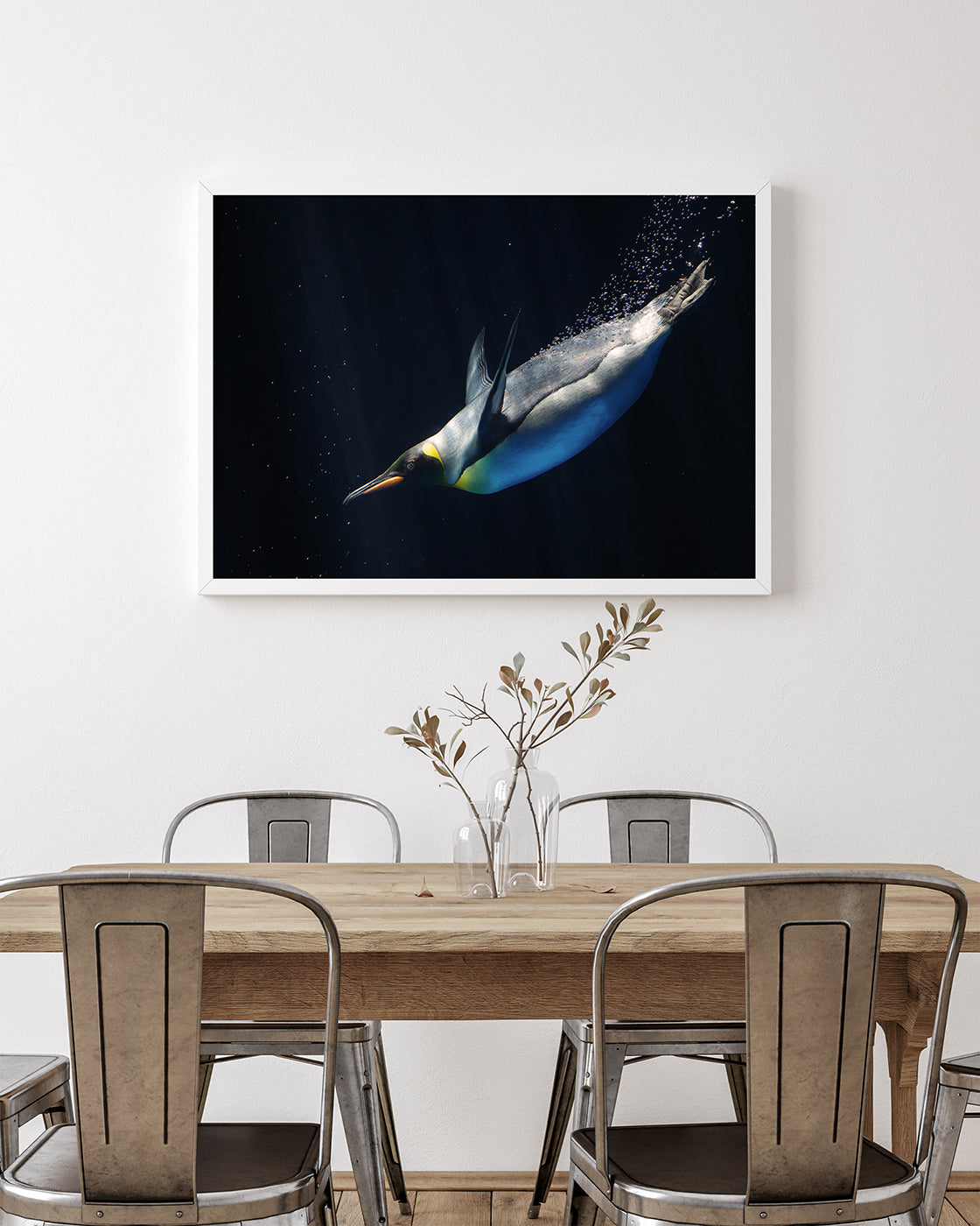 Schwimmender Pinguin