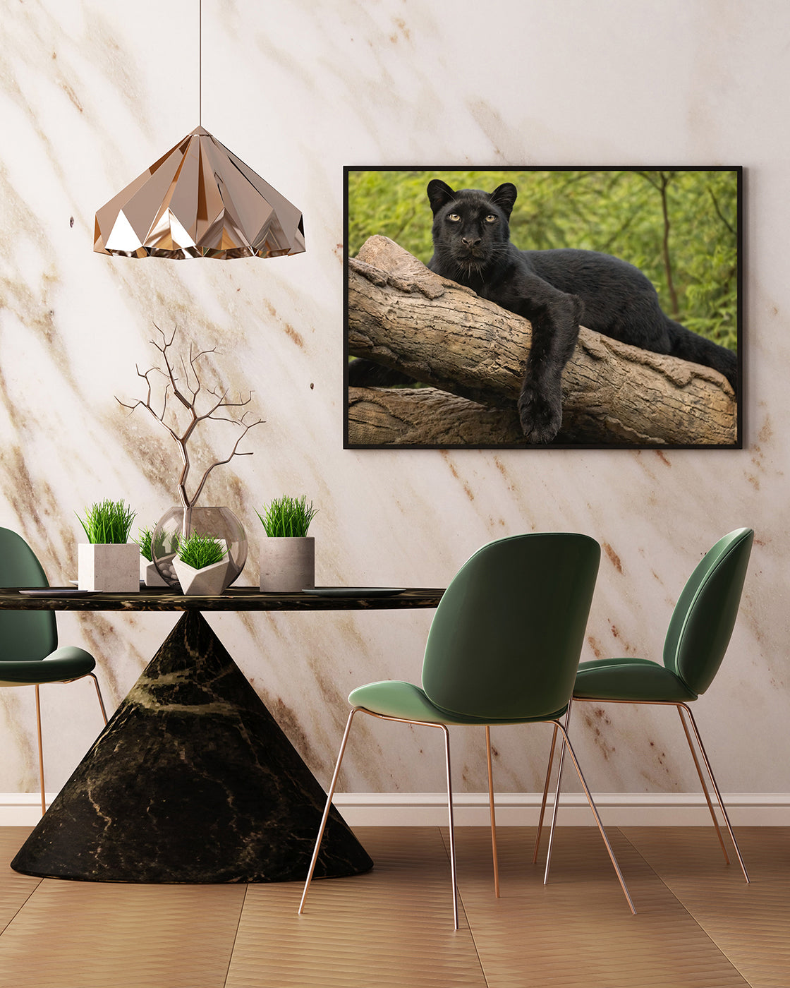 Schwarzer Panther auf einem Baum