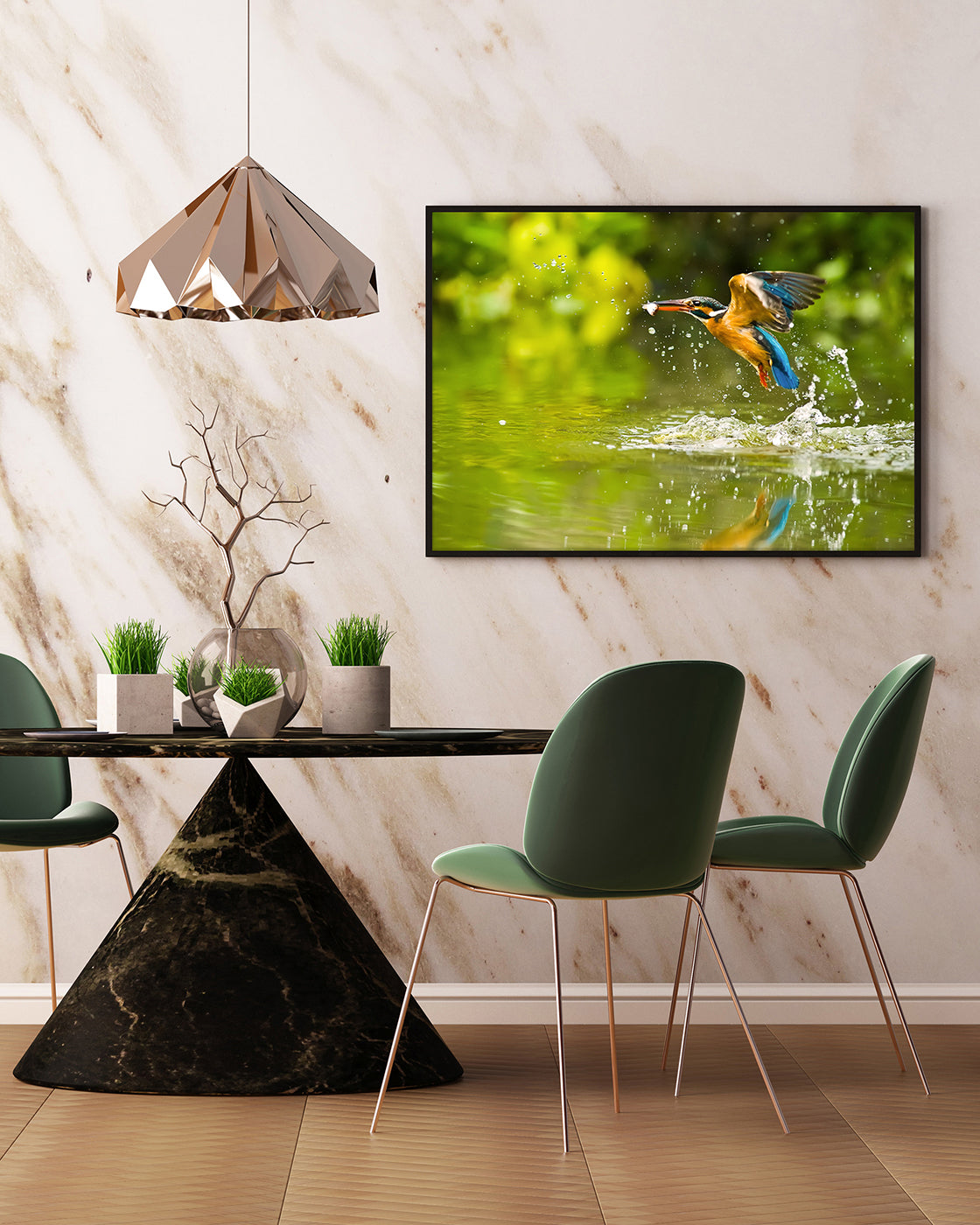 Jagender Eisvogel am Wasser