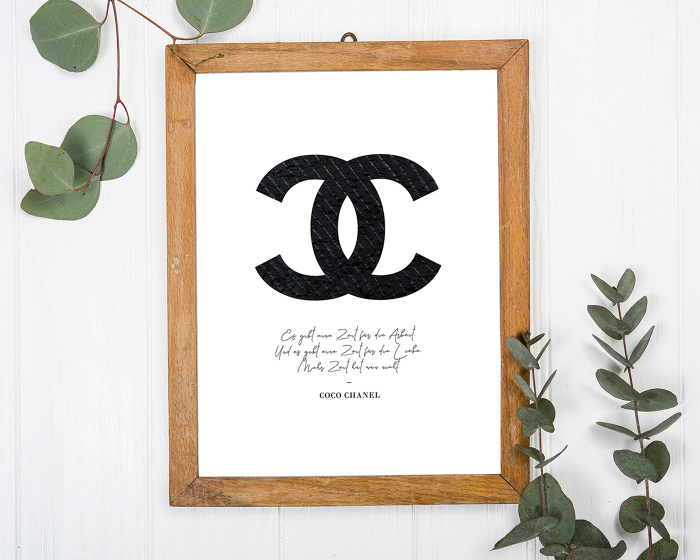 Zitat von Coco Chanel - Mode-Ikone - Dunkles Muster