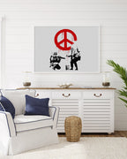 Banksy - Soldaten malen Peace Symbol soldiers Peace heller Hintergrund