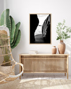 Blick zwischen Klippen - Schwarz-Weiß