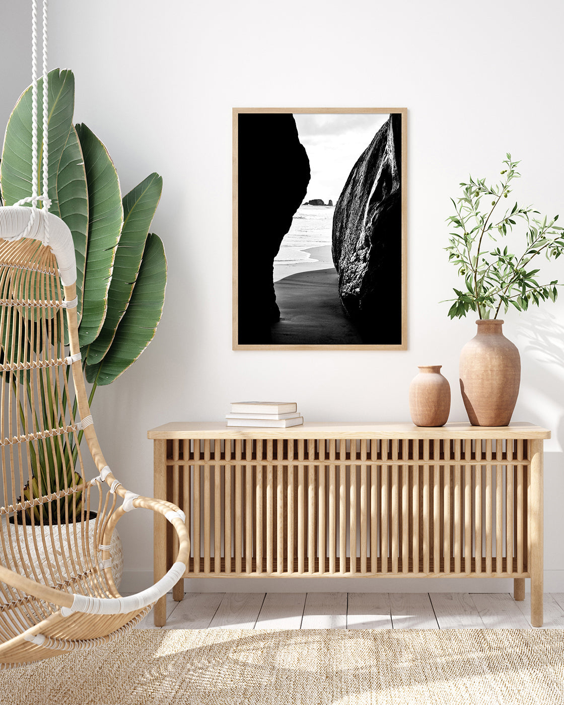 Blick zwischen Klippen - Schwarz-Weiß