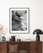 Wasser an Klippen - Schwarz-Weiß