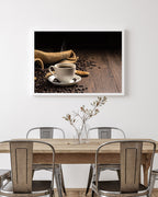 Frischer Kaffee neben Kaffeebohnen