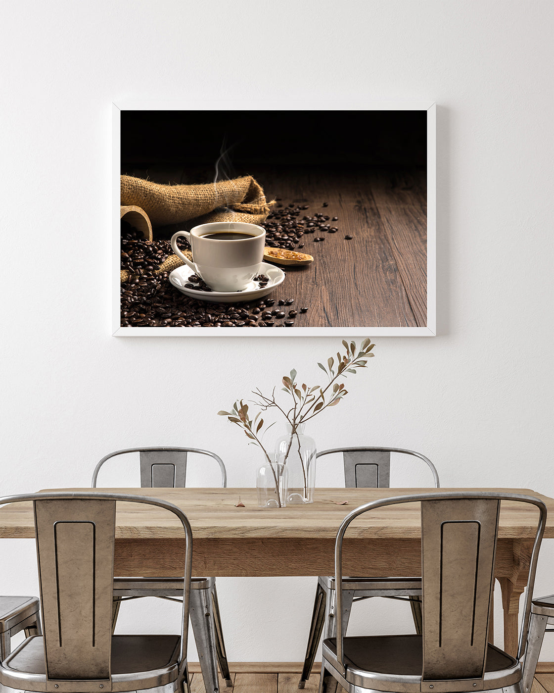 Frischer Kaffee neben Kaffeebohnen