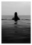 Frau im Meer - Schwarz-Weiß