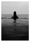 Frau im Meer - Schwarz-Weiß
