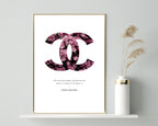 Zitat von Coco Chanel - Mode-Ikone - Rosa Blumen
