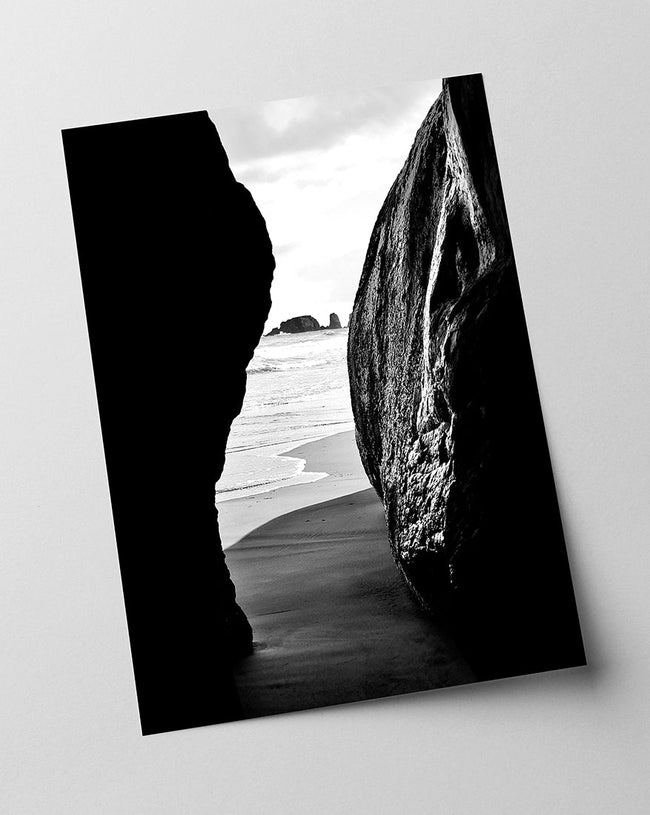 Blick zwischen Klippen - Schwarz-Weiß Main Image