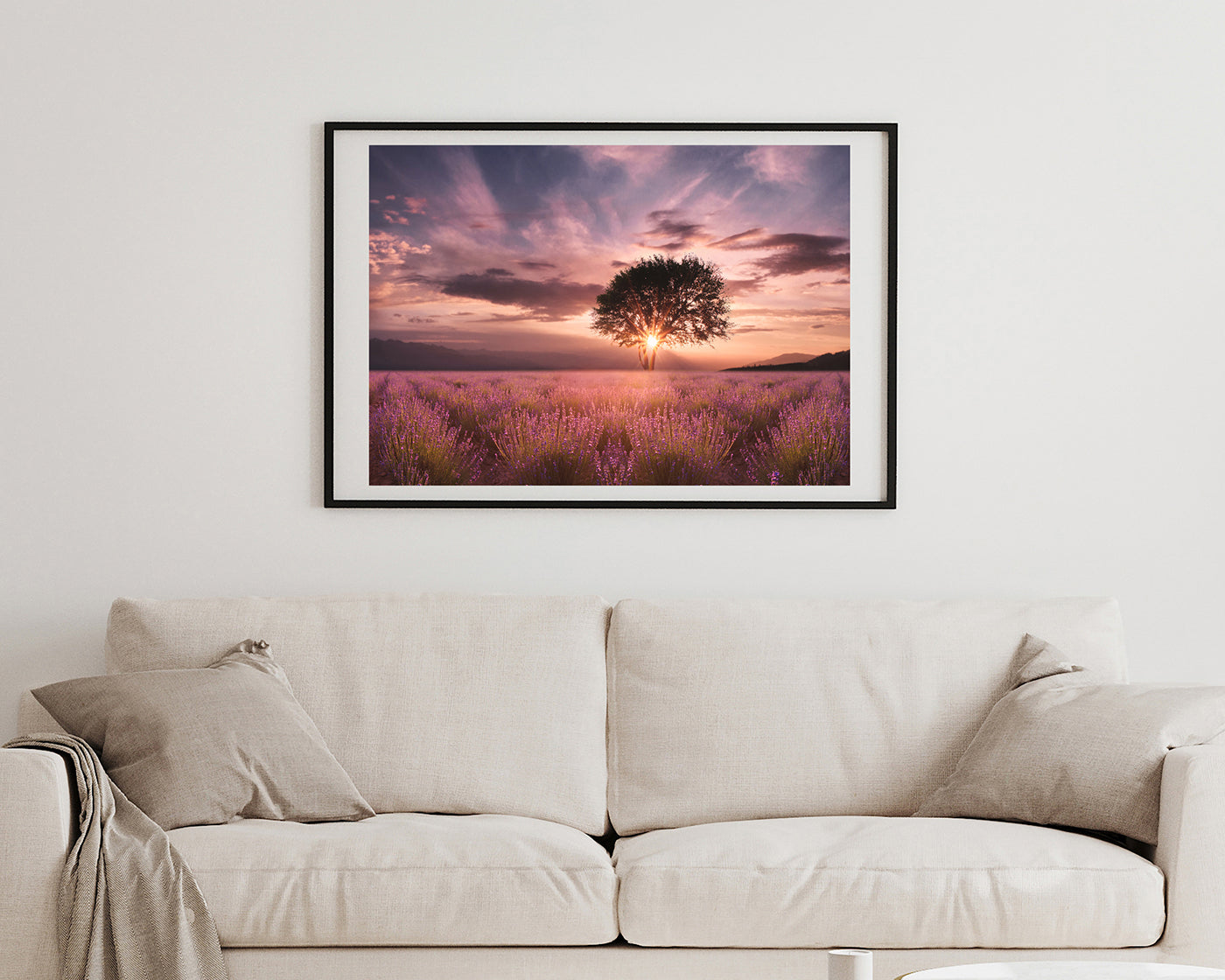 Baum auf einem Fliederfeld