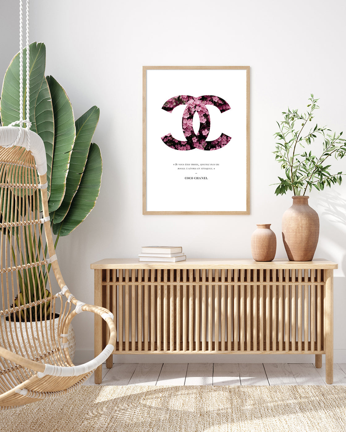 Zitat von Coco Chanel - Mode-Ikone - Rosa Blumen