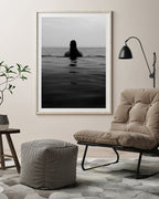 Frau im Meer - Schwarz-Weiß