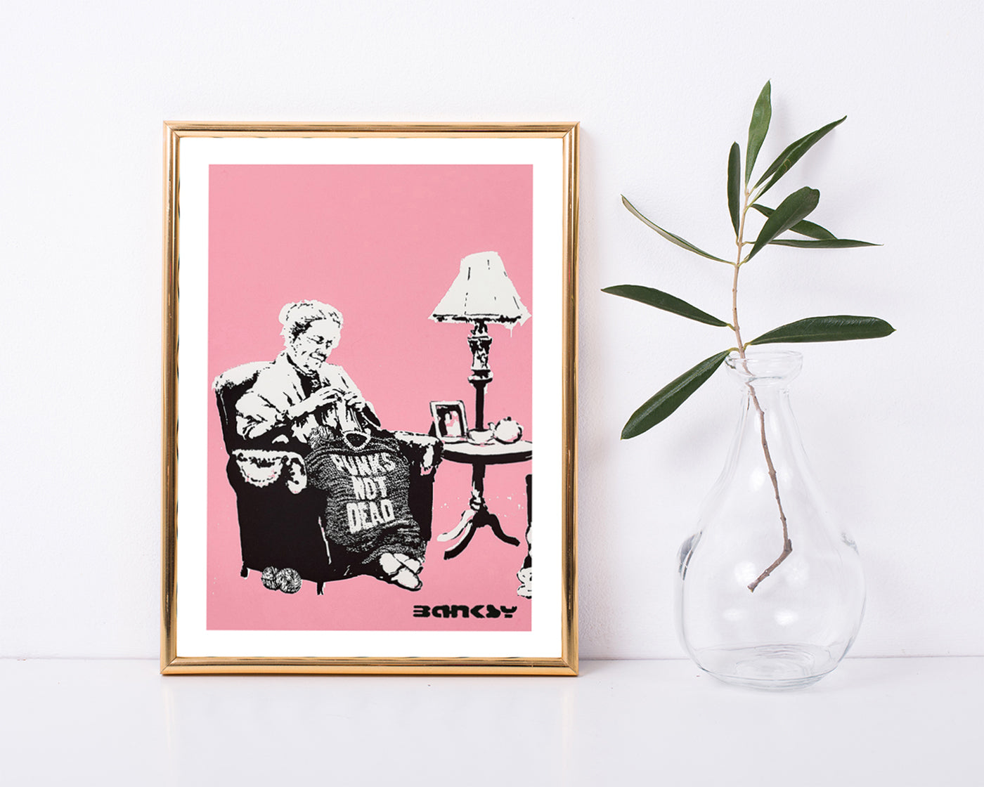 Banksy - Museum-Poster Oma strickt Pullover mit Aufschrift: "Punks Not Dead"
