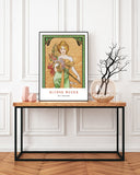 Alfons Mucha - Museum-Poster Frau in grünem Kleid mit Blumen