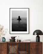 Frau im Meer - Schwarz-Weiß